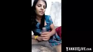 Desi aunty giving blowjob to neighbour