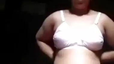 Pretty Desi woman proves she wants sex by showing XXX body on camera