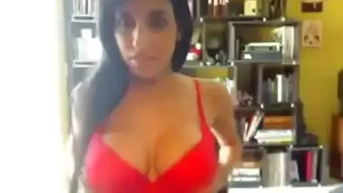 Busty Desi hottie masturbates on webcam.