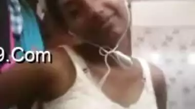 Video of Indian mom who tries to make online friend cum with boobs