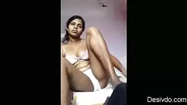 Desi cute girl fing her pussy by toy