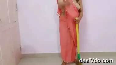 chubby aunty in saree enjoyed by hubby while she sweeps home