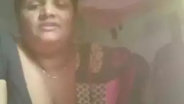 Middle-aged whore of India gladly takes her XXX tits out of clothes