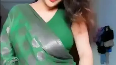 Shailu Sharma Showing Navel and Dancing in Green Saree