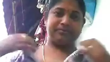 Tamil Bhabi showing her big boob