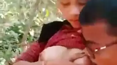 Desi Village Couple Outdoor boobs sucking