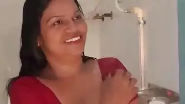 Desi B-Grade Softcore Aunty Boob Show