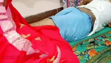 Desi village ki BHABHI ki hand mar kr tatty NiKal di