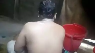 Desi Bhabhi Bathing Record In Hidden Cam